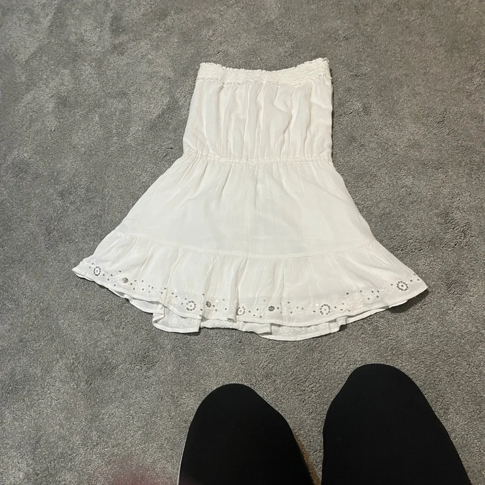 Hollister White Strapless Drawstring Mini Dress with Eyelet Trim - Picture 2 of 4